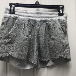 Lululemon multi print shorts in sz 4.